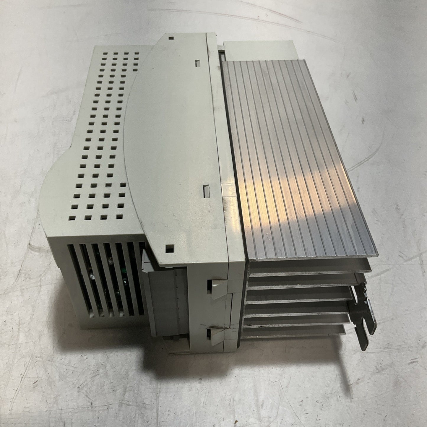LENZE ECSEA008C4B  SERVO  DRIVE  VARIABLE  FREQUENCY CONTROLLER INVERTER  XE25