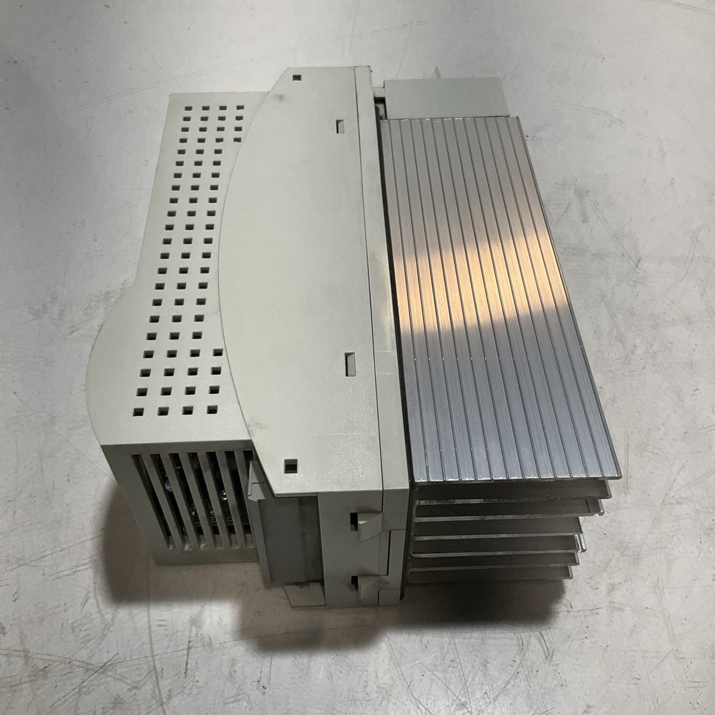 LENZE  ECSEA0084B SERVO DRIVE VARIABLE FREQUENCY CONTROLLER  INVERTER  XE25