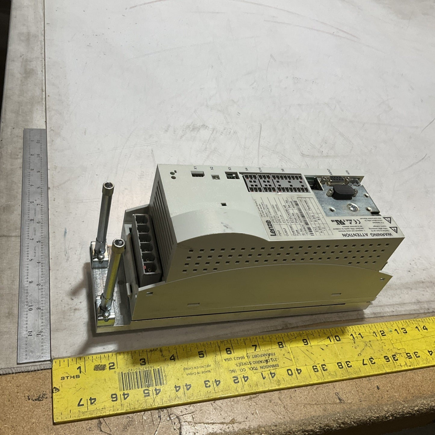 LENZE  ECSCA008C48  SERVO DRIVE  VARIABLE  FREQUENCY CONTROLLER INVERTER  XE25