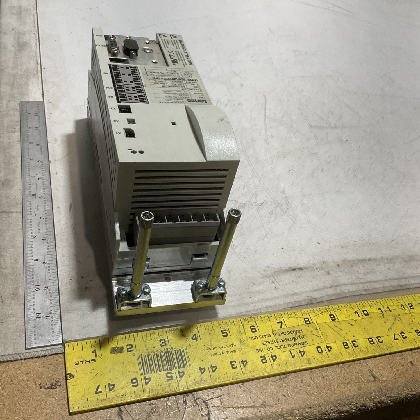 LENZE  ECSCA008C48  SERVO DRIVE  VARIABLE  FREQUENCY CONTROLLER INVERTER  XE25