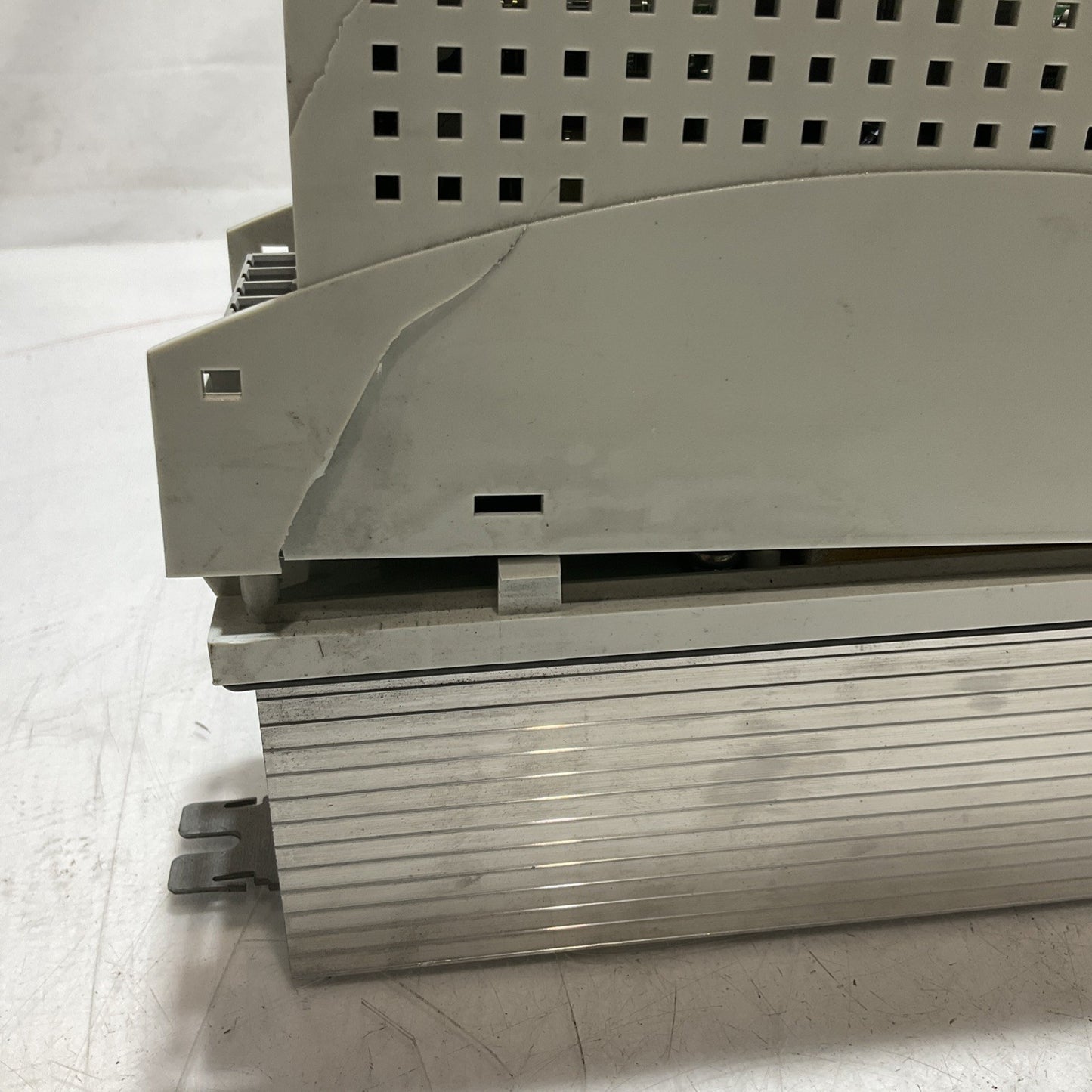 LENZE  ECSEA008C4B  SERVO  DRIVE  VARIABLE FREQUENCY CONTROLLER INVERTER  XE25