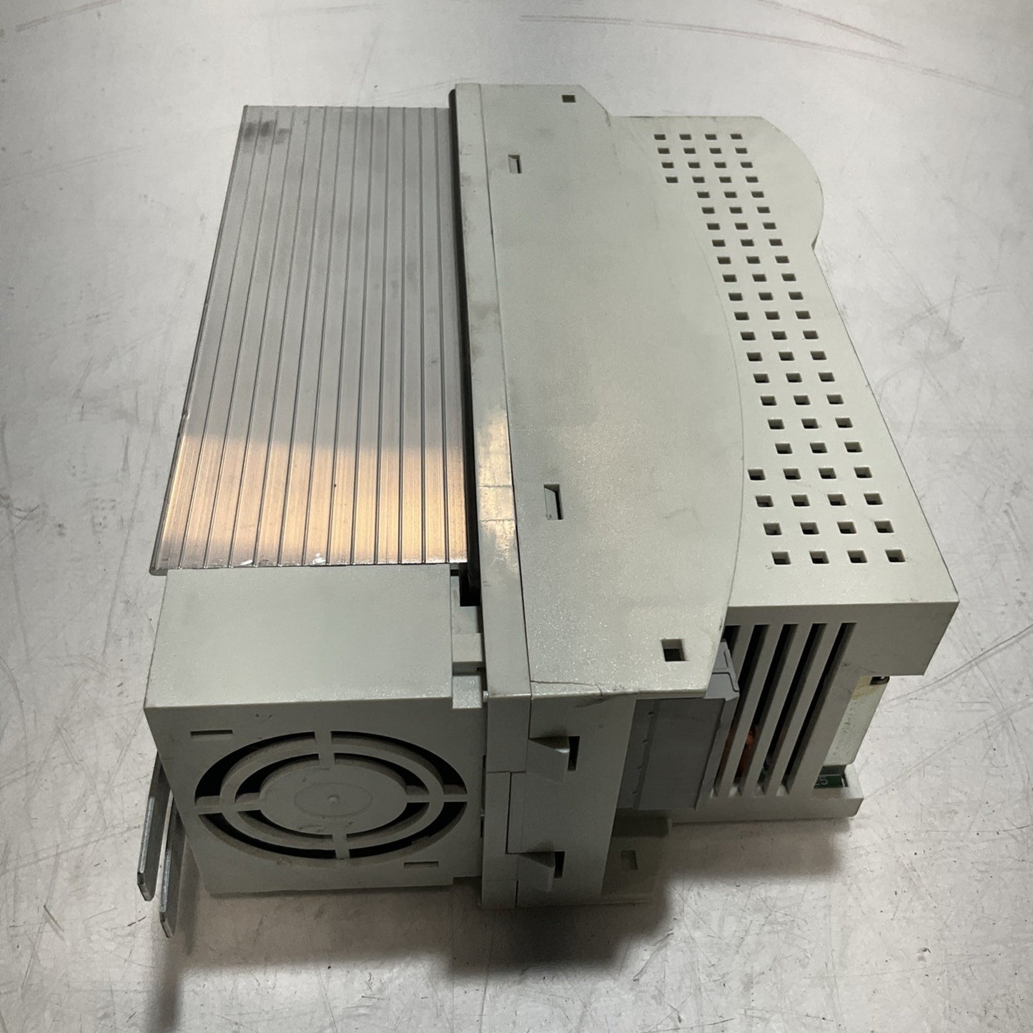 LENZE ECSEA008C4B  DRIVE  VARIABLE FREQUENCY  CONTROLLER  INVERTED  XE25