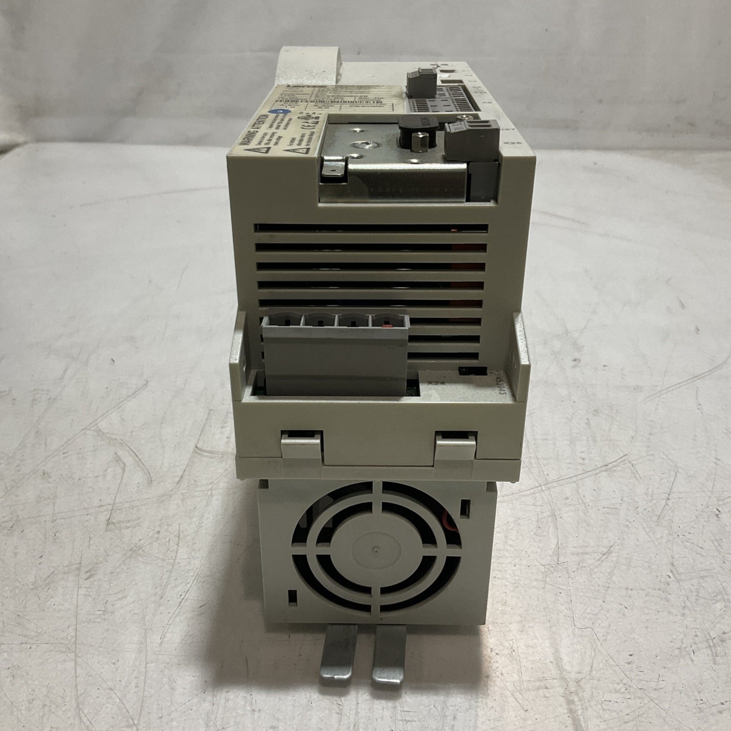 LENZE  ECSEA008C4B  DRIVE  VARIABLE  FREQUENCY  CONTROLLER  INVERTER XE25