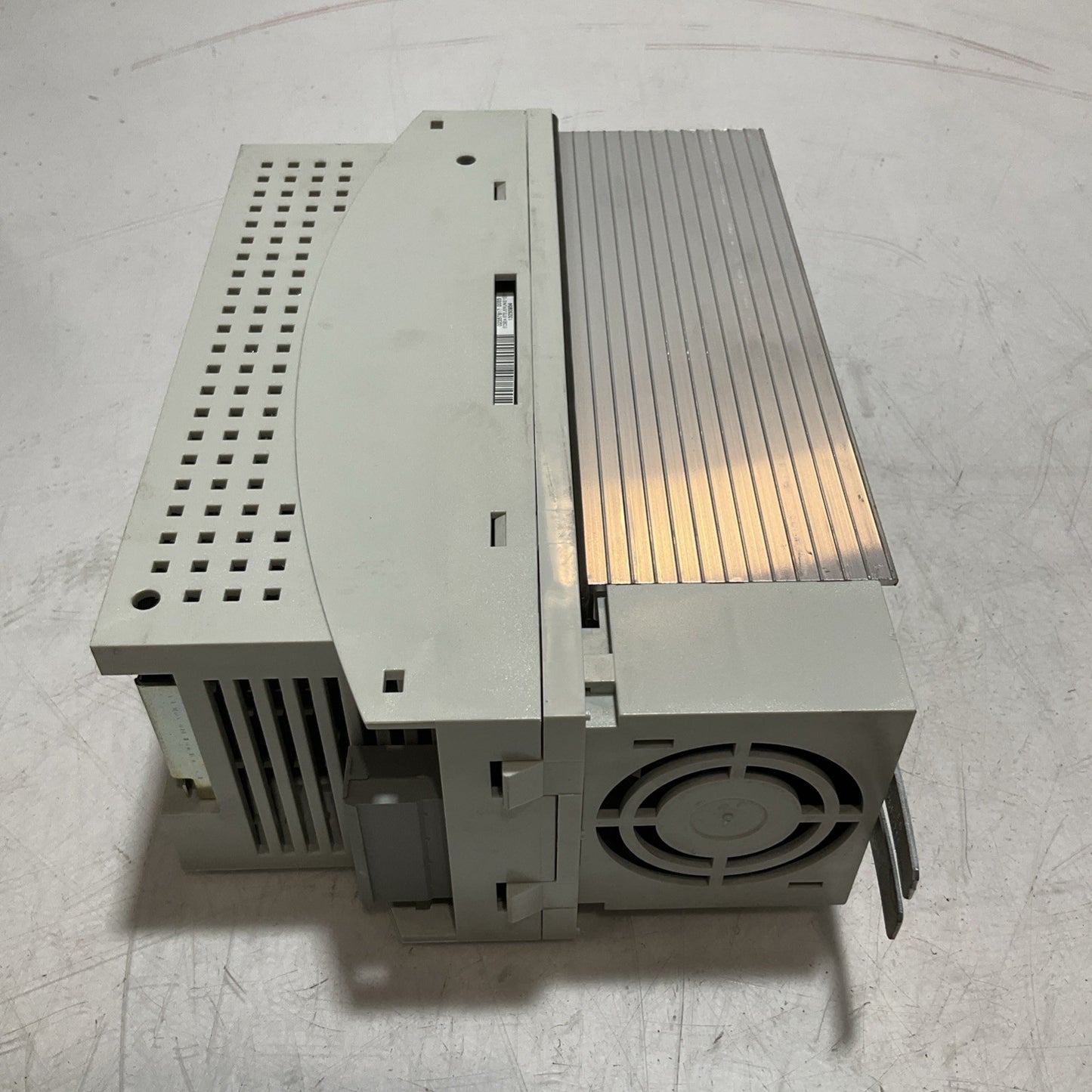 LENZE  ECSEA008C4B  SERVO DRIVE  VARIABLE  FREQUENCY  CONTROLLER  INVERTE  XE25