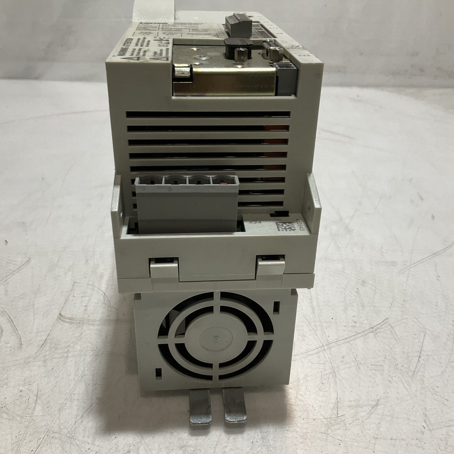 LENZE  ECSEA008C4B  SERVO DRIVE  VARIABLE  FREQUENCY  CONTROLLER  INVERTE  XE25