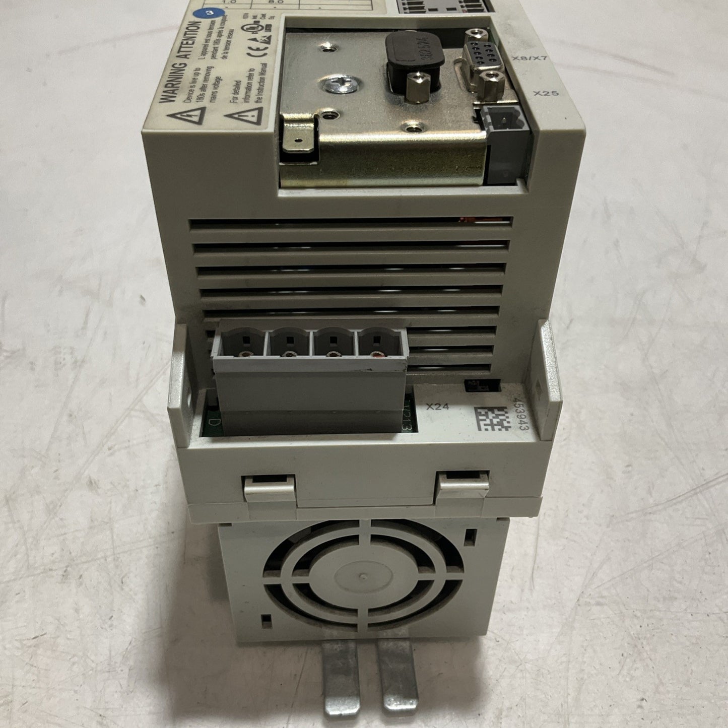 LENZE  ECSEA008C4B  SERVO DRIVE VARIABLE FREQUENCY  CONTROLLER  INVENTER  XE25