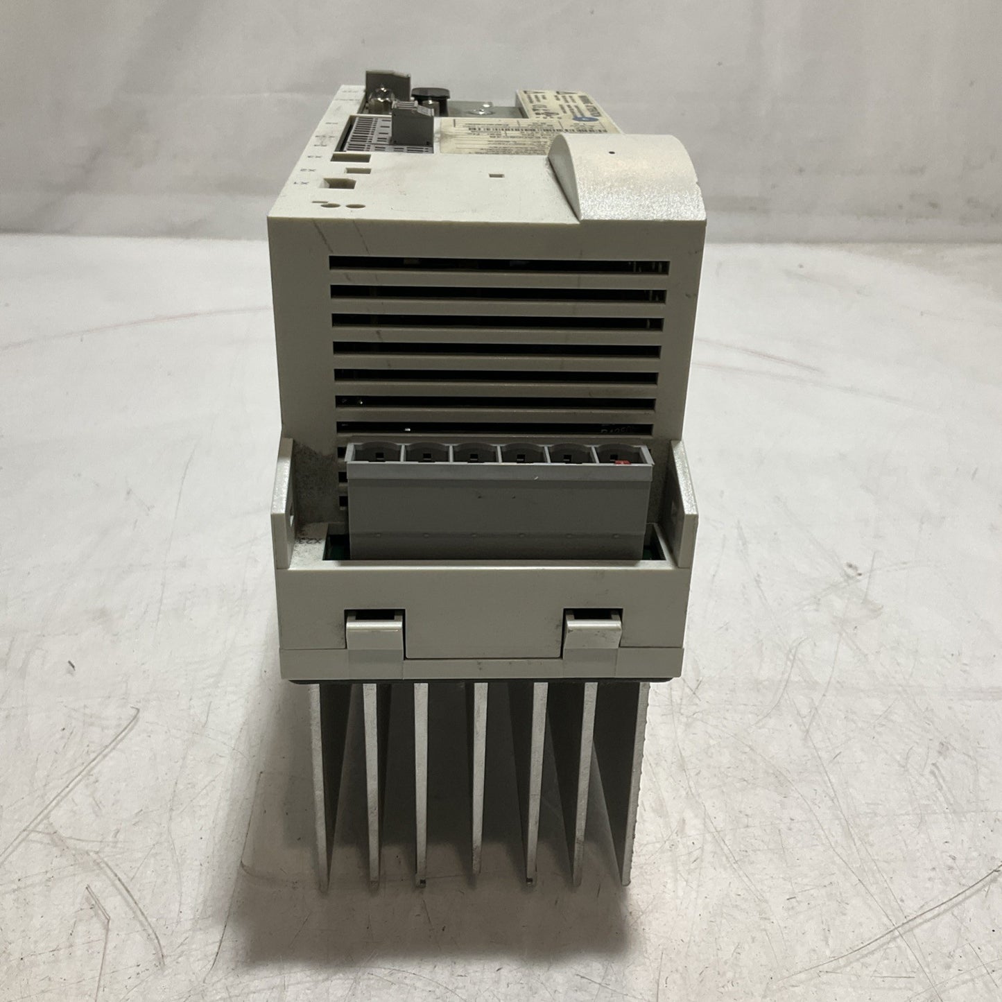LENZE  ECSEA008C4B  DRIVE  VARIABLE  FREQUENCY  CONTROLLER  INVERTER XE25