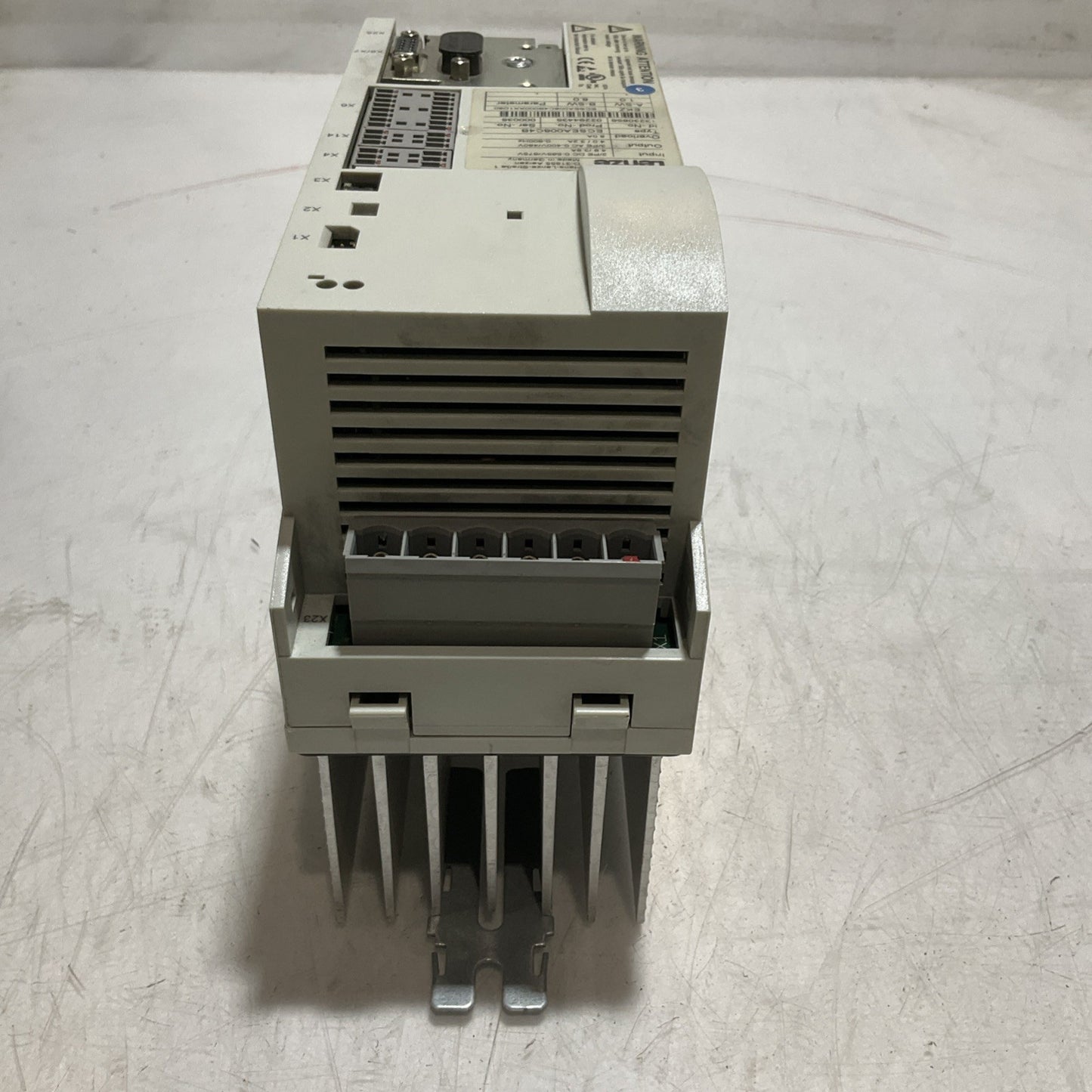 LENZE  ECSEA008C4B  SERVO DRIVE VARIABLE FREQUENCY  CONTROLLER  INVENTER  XE25