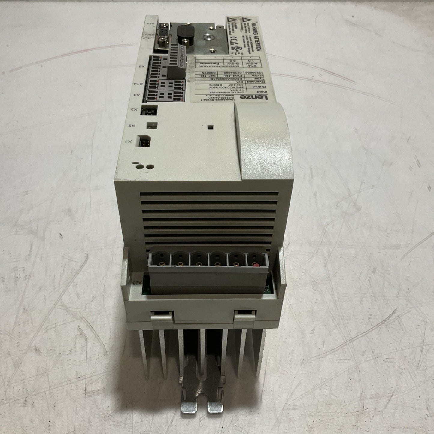 LENZE  ECSEA008C4B  SERVO DRIVE  VARIABLE  FREQUENCY  CONTROLLER  INVERTE  XE25