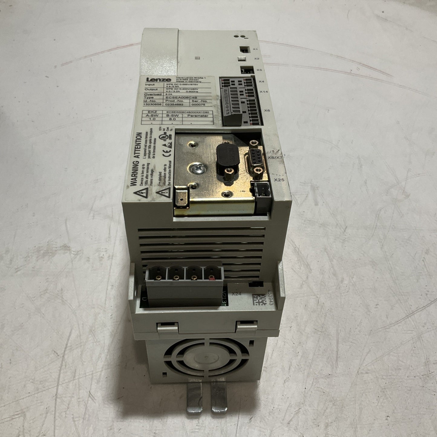 LENZE  ECSEA008C4B  SERVO DRIVE  VARIABLE  FREQUENCY  CONTROLLER  INVERTE  XE25