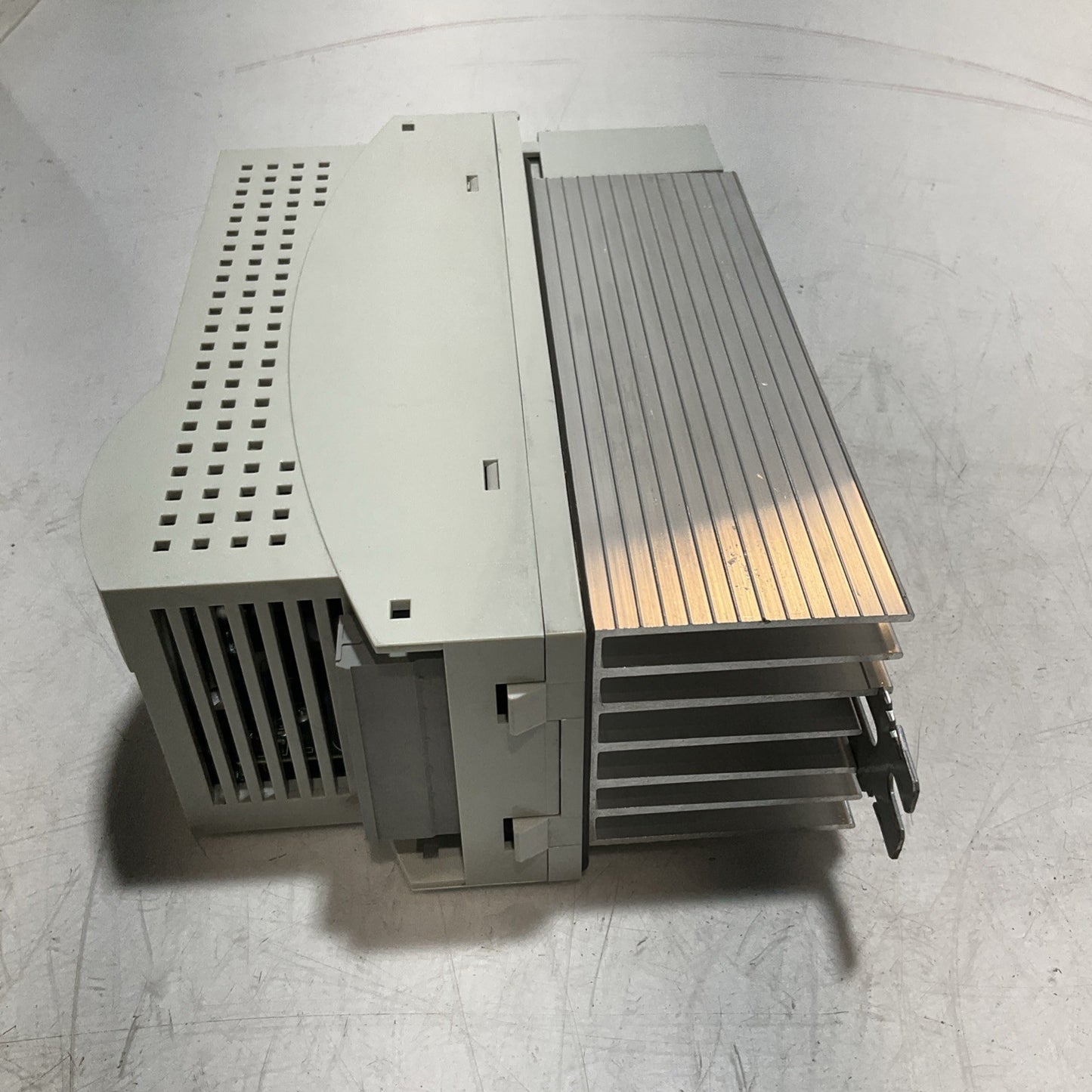 LENZE  ECSEA008C4B  DRIVE VARIABLE FREQUENCY CONTROLLER INVERTER  XE25