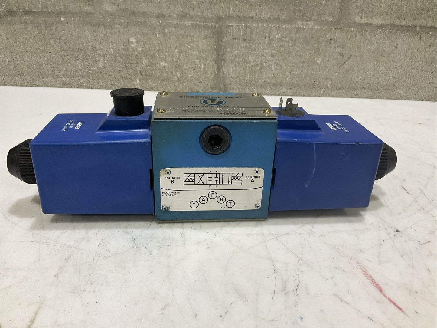VICKERS 879239 DG4S4 0120 U H 60 SOLENOID DIRECTIONAL VALVE 87917 25VDC 1.8A Z2M
