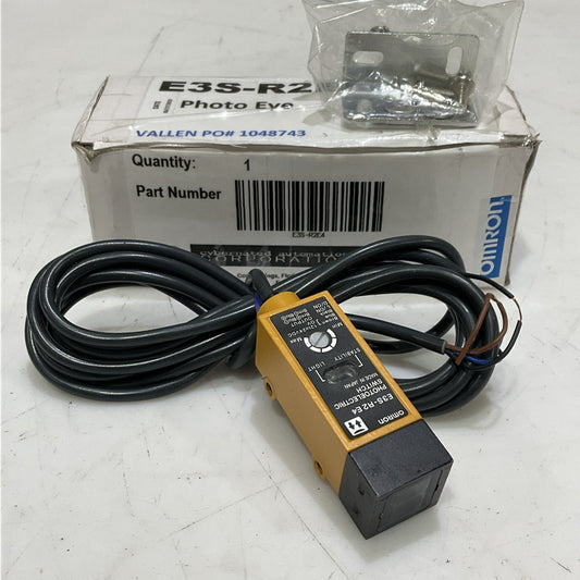 OMRON E3S-R2E4 PHOTOELECTRIC SWITCH 24 VDC Z2M