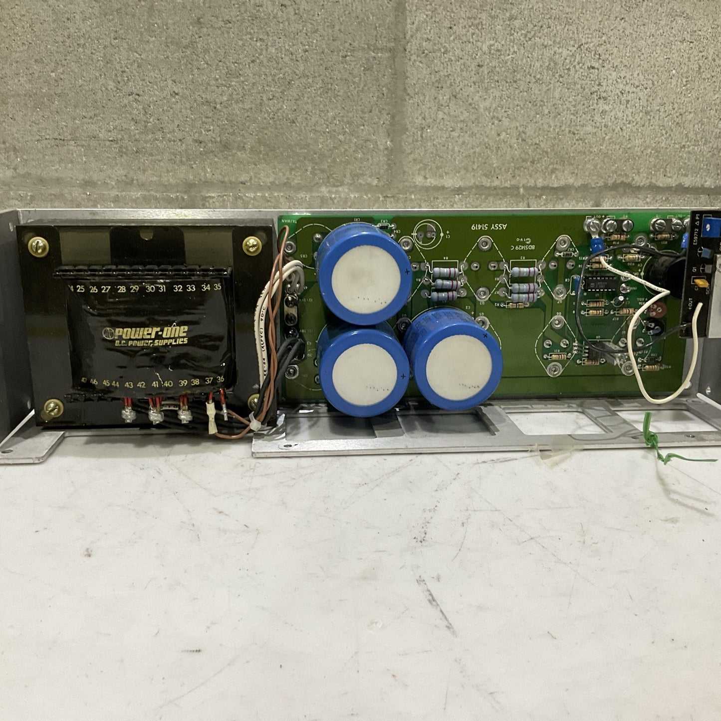 POWER-ONE F24-12-A F2412A POWER SUPPLY 24/28VDC 10/12A Z2M
