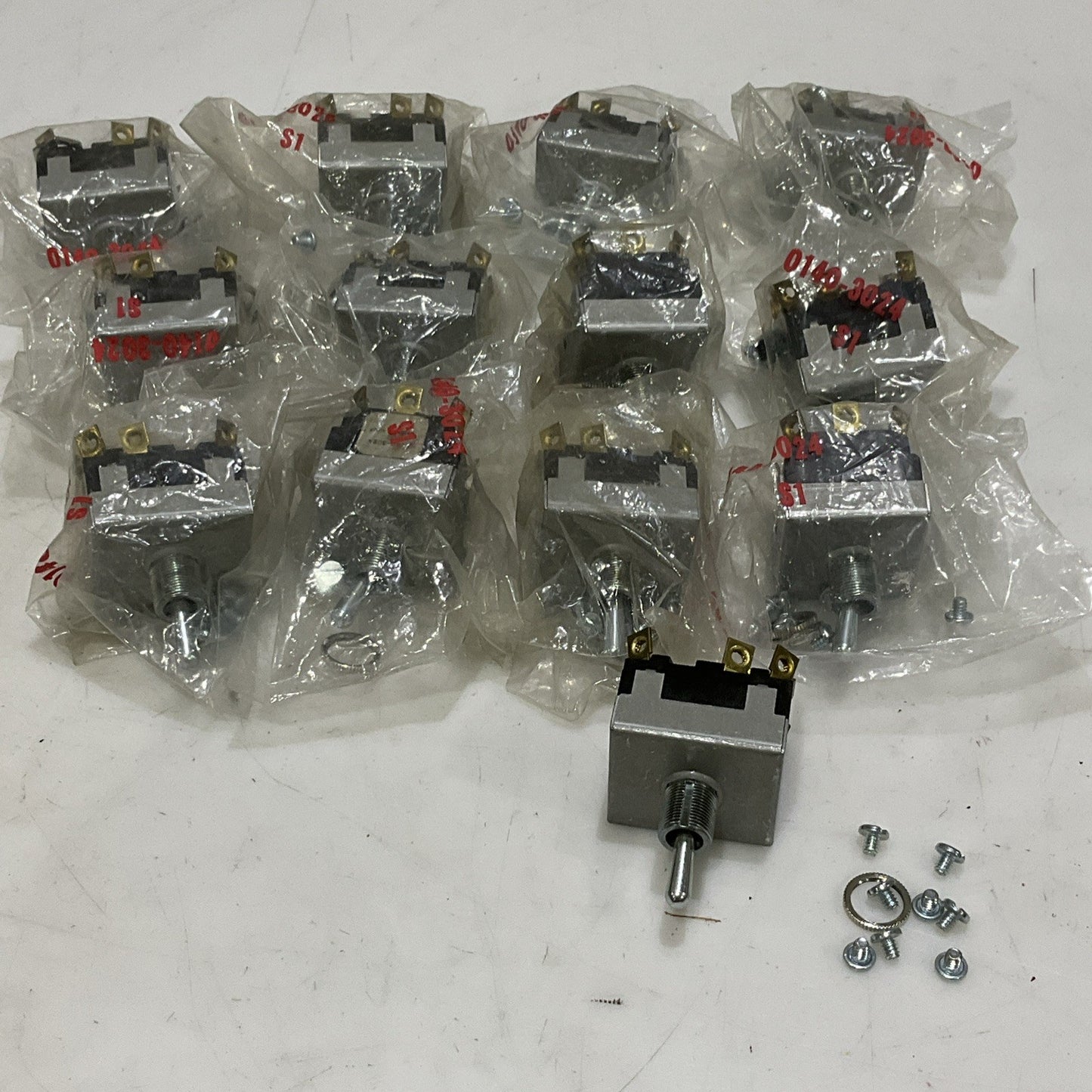 MCGILL 0140-3024 TOGGLE SWITCH 3PDT ON-ON 17 A 1HP 250-600 VAC LOT OF 13 Z2M