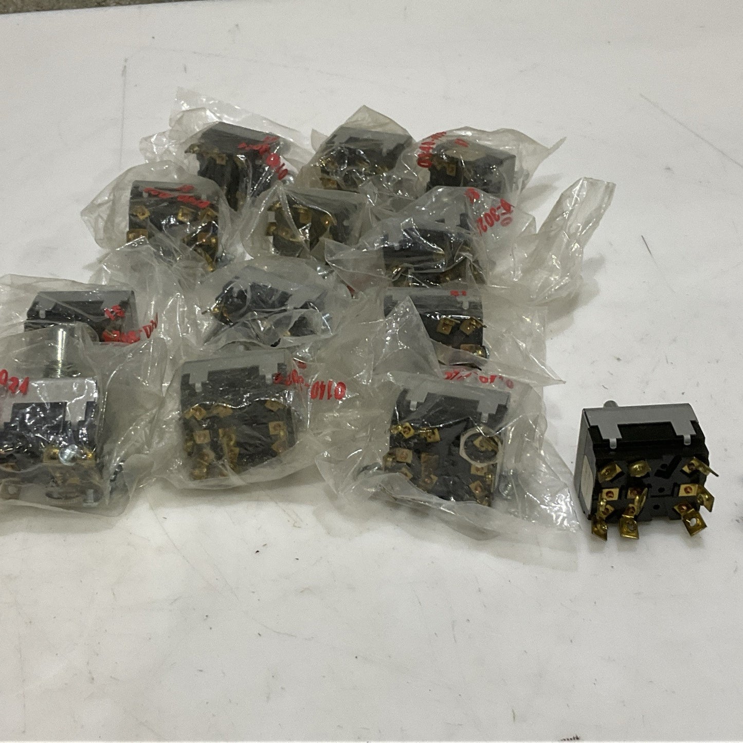 MCGILL 0140-3024 TOGGLE SWITCH 3PDT ON-ON 17 A 1HP 250-600 VAC LOT OF 13 Z2M