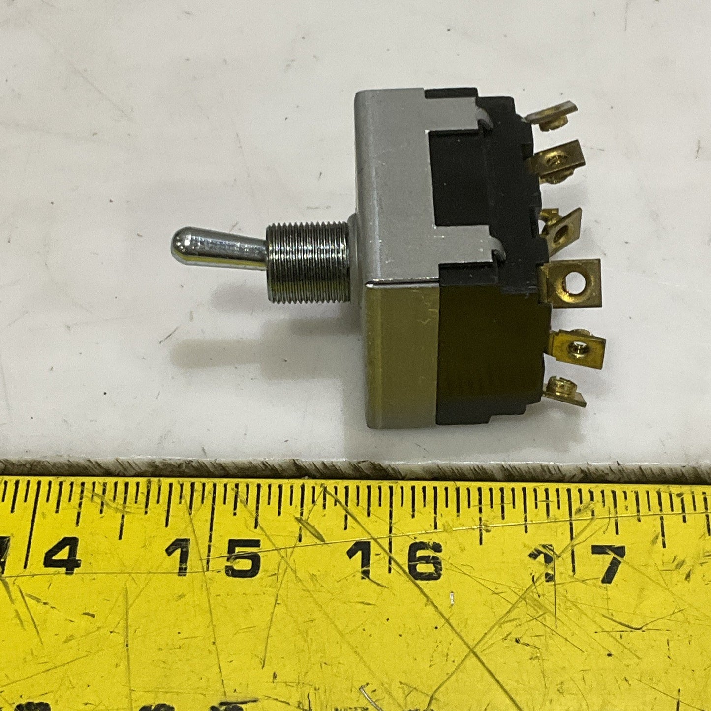 MCGILL 0140-3024 TOGGLE SWITCH 3PDT ON-ON 17 A 1HP 250-600 VAC LOT OF 13 Z2M