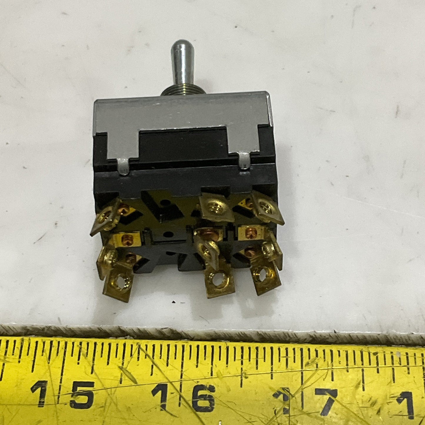 MCGILL 0140-3024 TOGGLE SWITCH 3PDT ON-ON 17 A 1HP 250-600 VAC LOT OF 13 Z2M