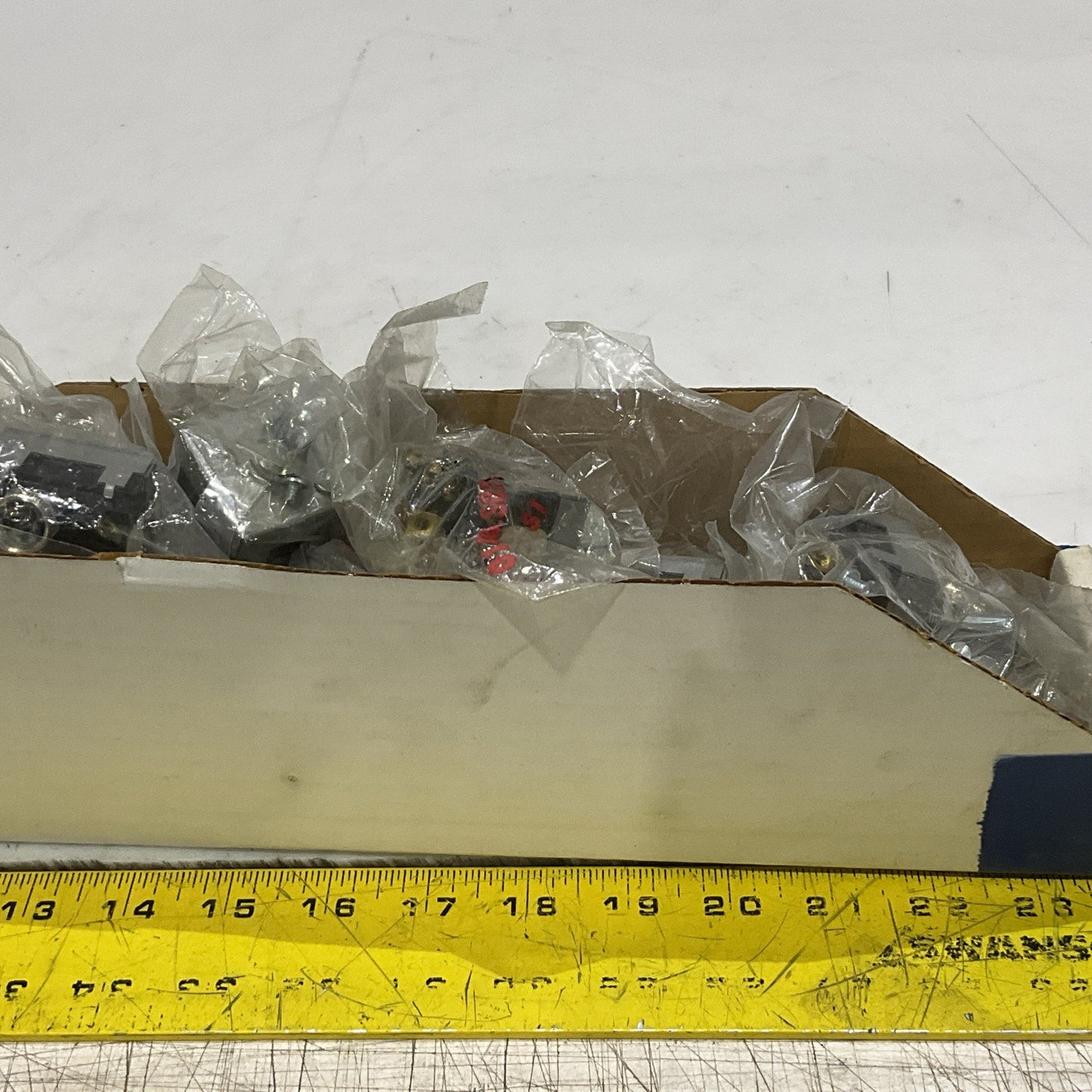 MCGILL 0140-3024 TOGGLE SWITCH 3PDT ON-ON 17 A 1HP 250-600 VAC LOT OF 13 Z2M