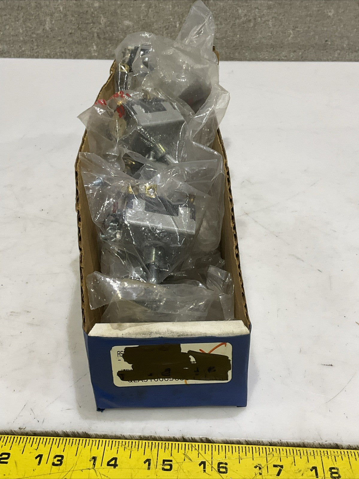 MCGILL 0140-3024 TOGGLE SWITCH 3PDT ON-ON 17 A 1HP 250-600 VAC LOT OF 13 Z2M