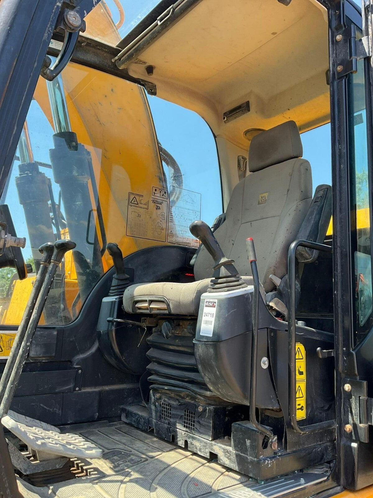 2018 JCB EXCAVATOR MODEL JZ141, DIESEL, ENCLOSED CAB, PUSH BLADE, METAL TRACKS