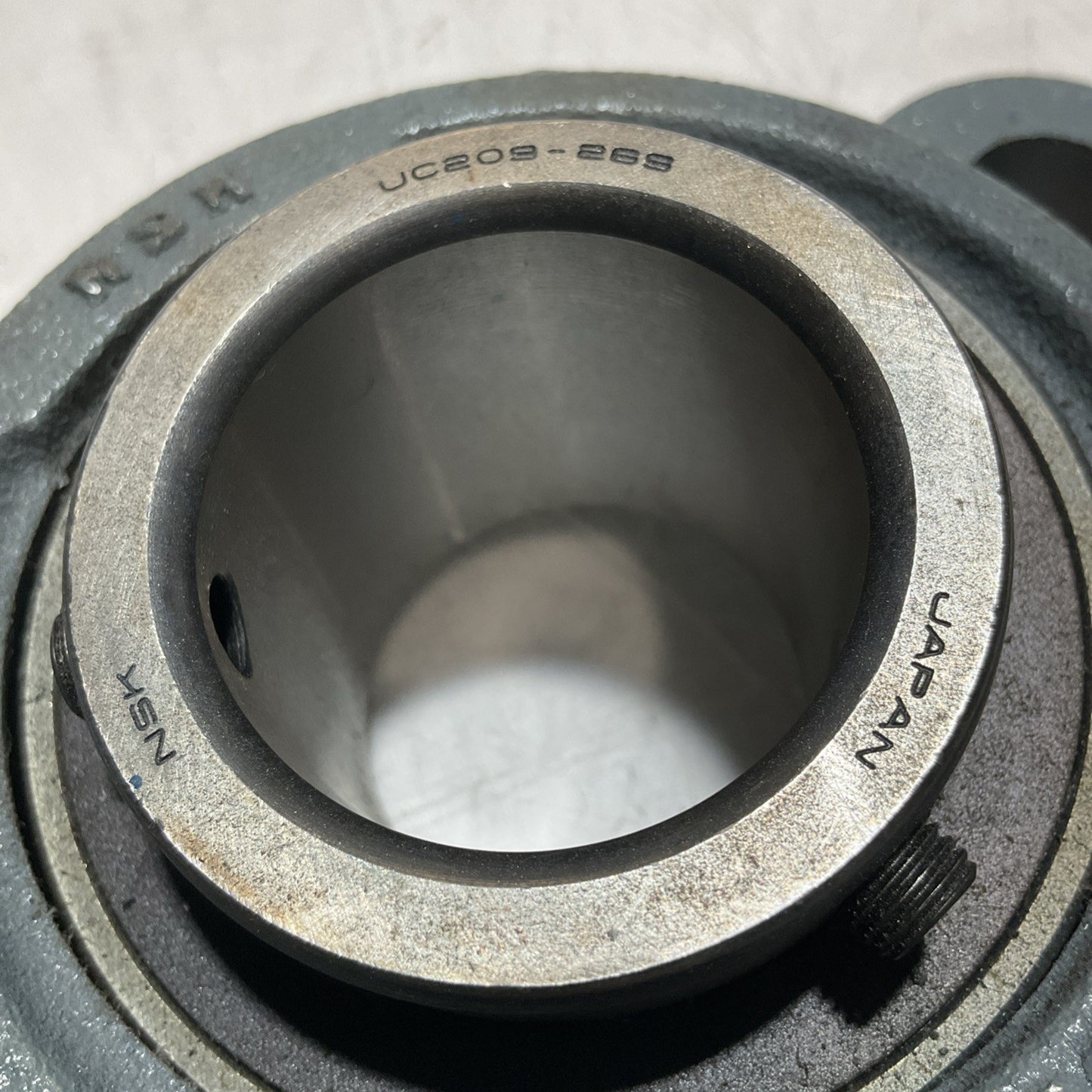 NSK JAPAN  UC209-26S TWO MOUNTAIN BOLT FLANGE HOUSING BALL BEARING  Z2M