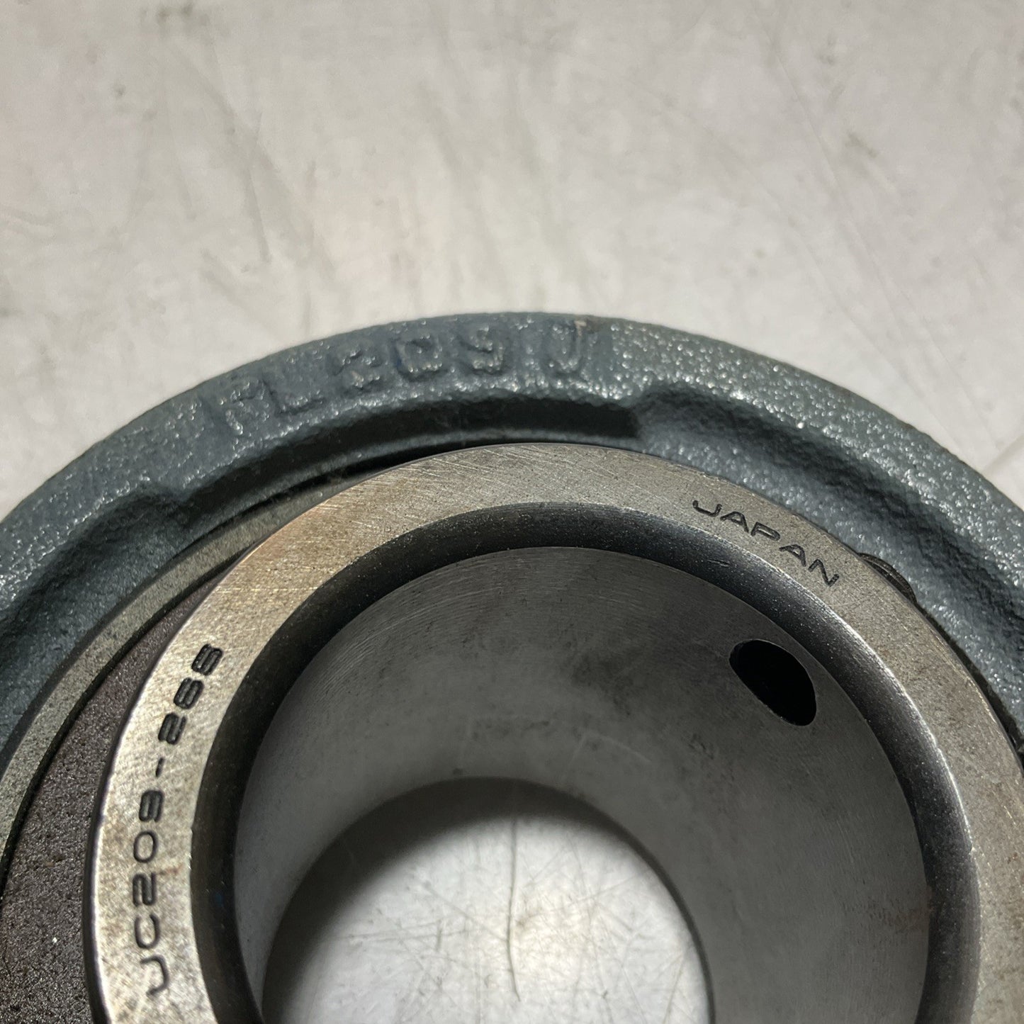 NSK JAPAN  UC209-26S TWO MOUNTAIN BOLT FLANGE HOUSING BALL BEARING  Z2M