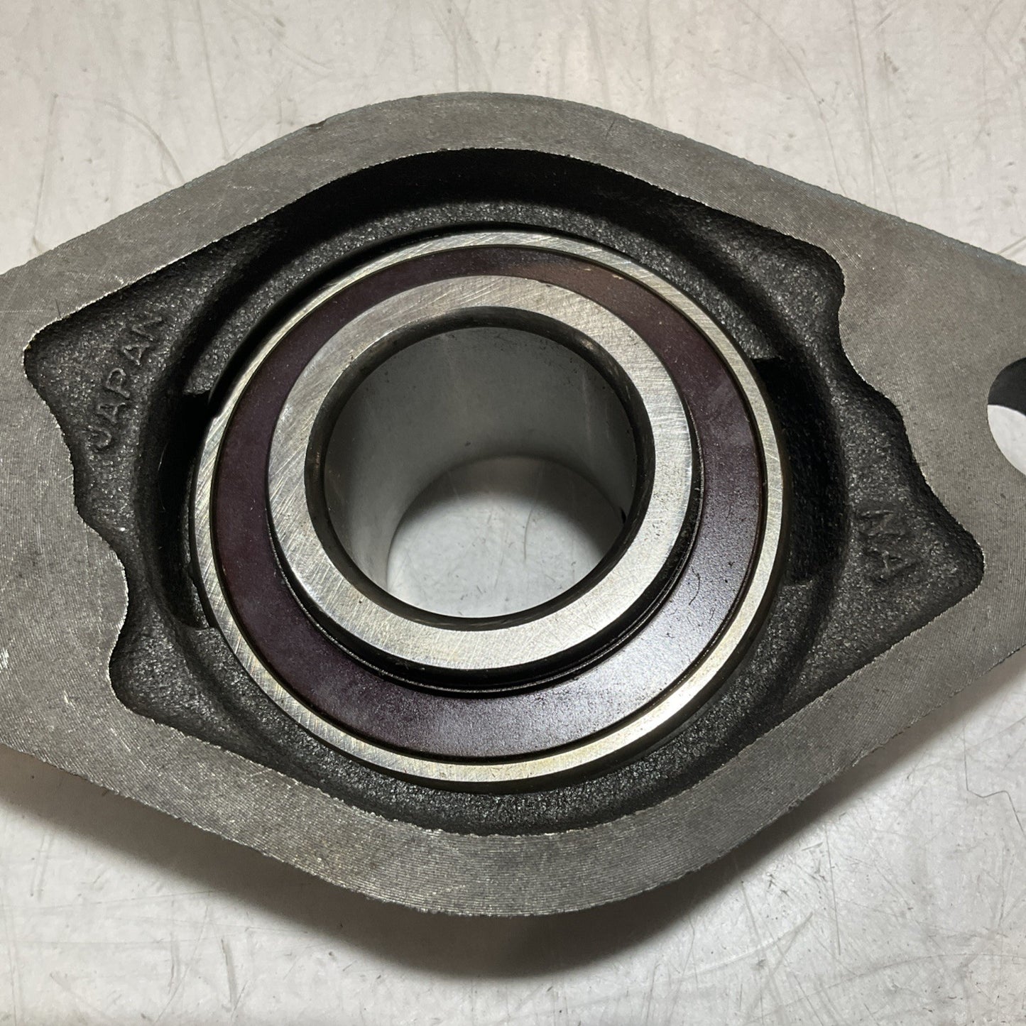 NSK JAPAN  UC209-26S TWO MOUNTAIN BOLT FLANGE HOUSING BALL BEARING  Z2M