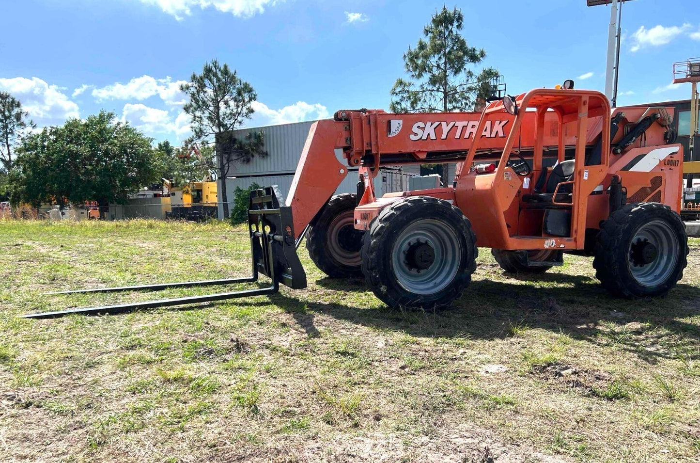 2014 JLG SKYTRAK TELEHANDLER MODEL 8042, CUMMINS DIESEL, 8000LB CAPACITY, 42FT