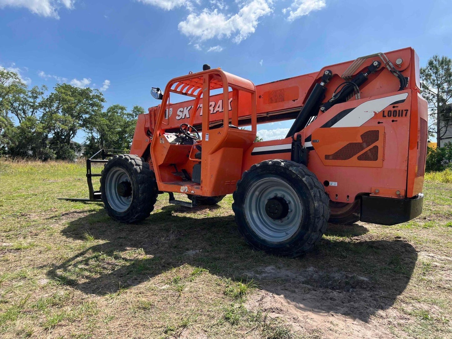 2014 JLG SKYTRAK TELEHANDLER MODEL 8042, CUMMINS DIESEL, 8000LB CAPACITY, 42FT