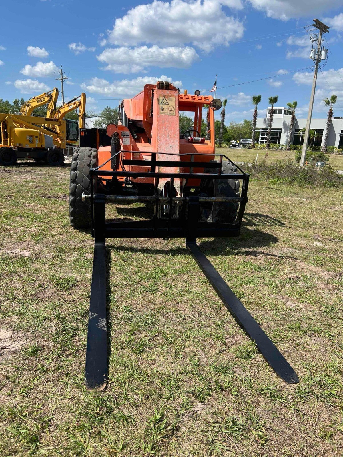 2014 JLG SKYTRAK TELEHANDLER MODEL 8042, CUMMINS DIESEL, 8000LB CAPACITY, 42FT