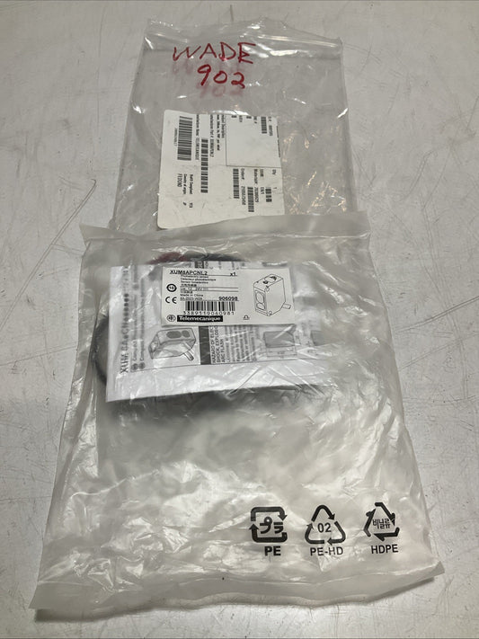 TELEMECANIQUE  XUM8APCNL2  PHOTOELECTRIC SENSOR  DIFFUSE Z2M