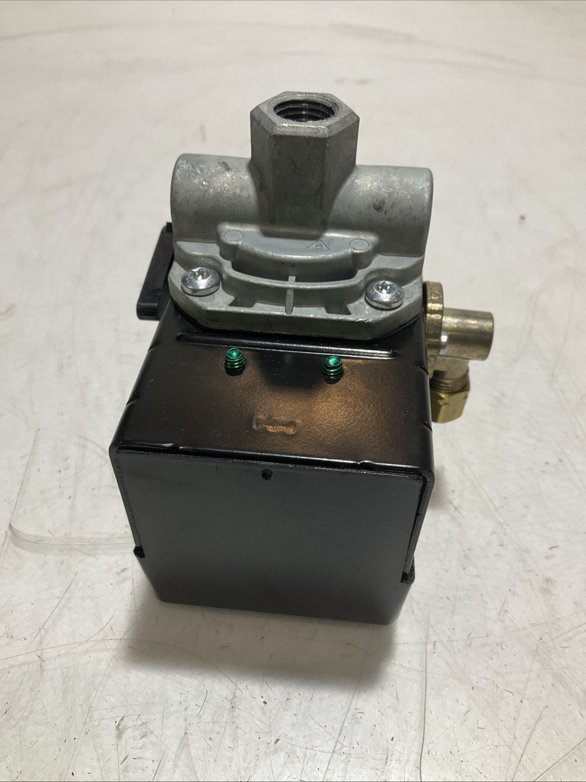 HUBBELL  69JF9LY2C  FURNAS  AIR COMPRESSOR PRESSURE CONTROL VALVE  140-175P Z2M