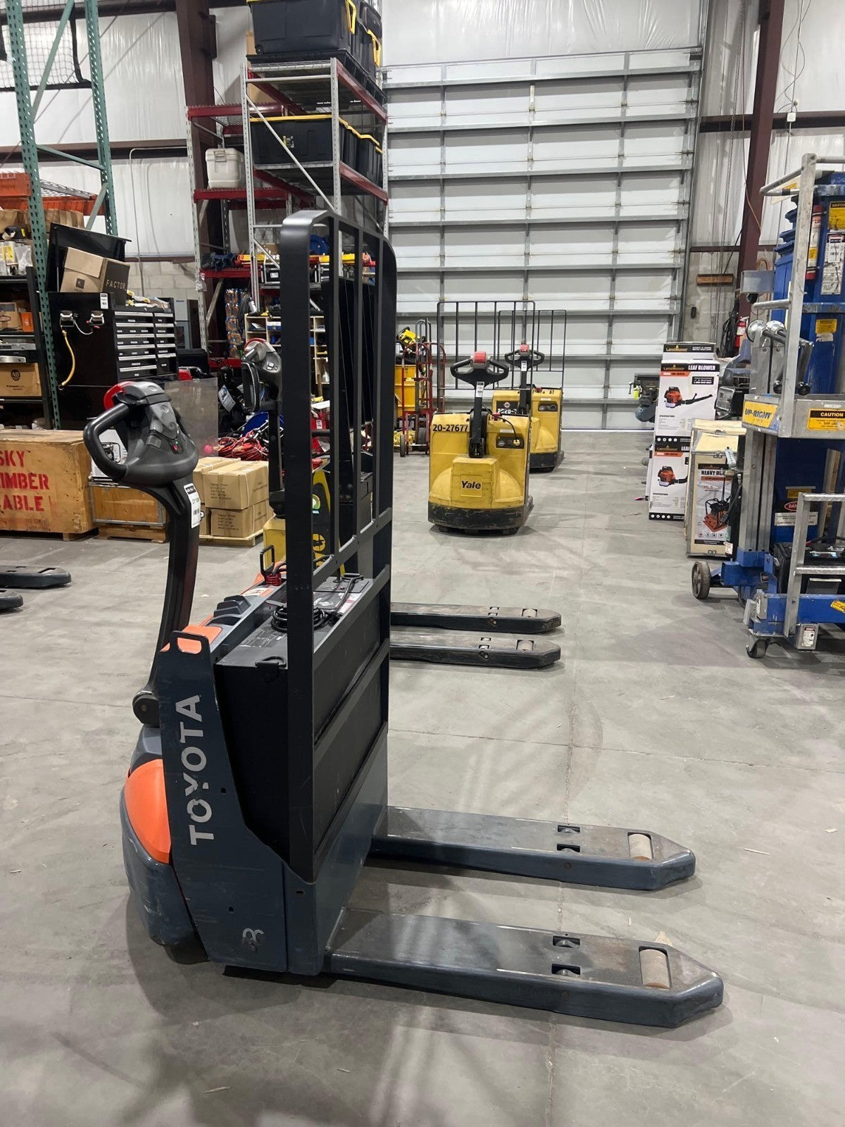 2023 TOYOTA PALLET JACK MODEL 8HBW23, ELECTRIC, 24V, MAX CAPACITY 4500LBS