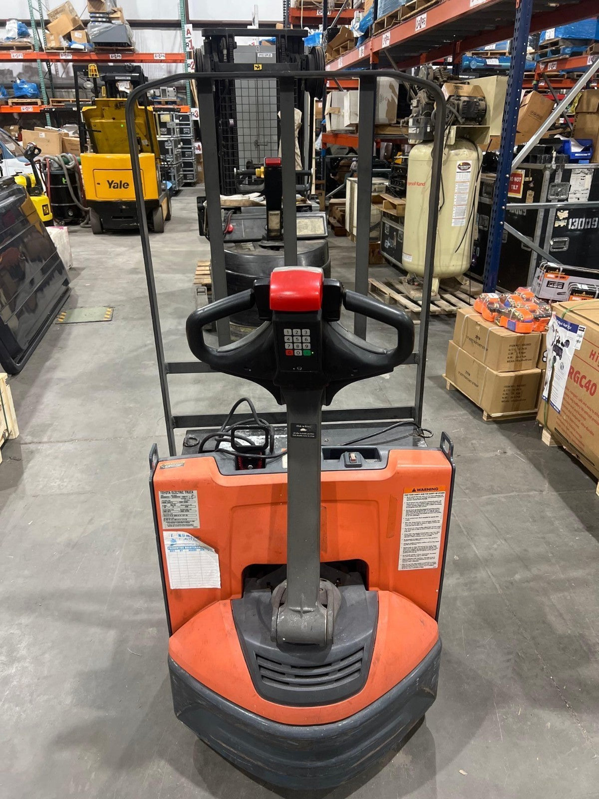 2019 TOYOTA PALLET JACK MODEL 8HBW23, ELECTRIC, 24V, MAX CAPACITY 4500LBS