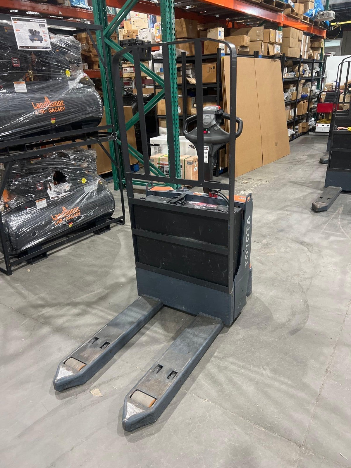 2023 TOYOTA PALLET JACK MODEL 8HBW23, ELECTRIC, 24V, MAX CAPACITY 4500LBS