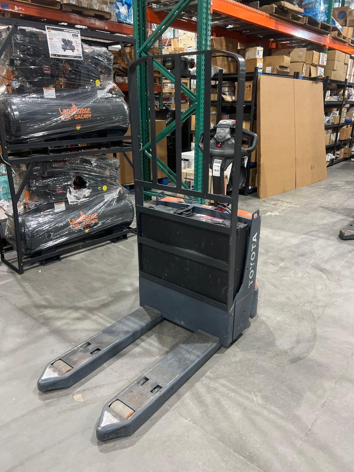 2023 TOYOTA PALLET JACK MODEL 8HBW23, ELECTRIC, 24V, MAX CAPACITY 4500LBS