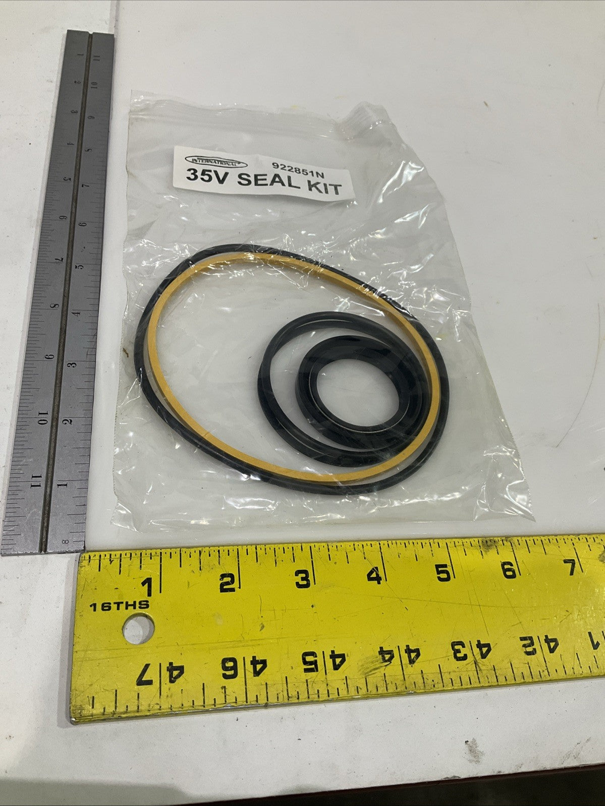 INTERNATIONAL  922851N  35V SEAL KIT  LOT OF 2  Z2M