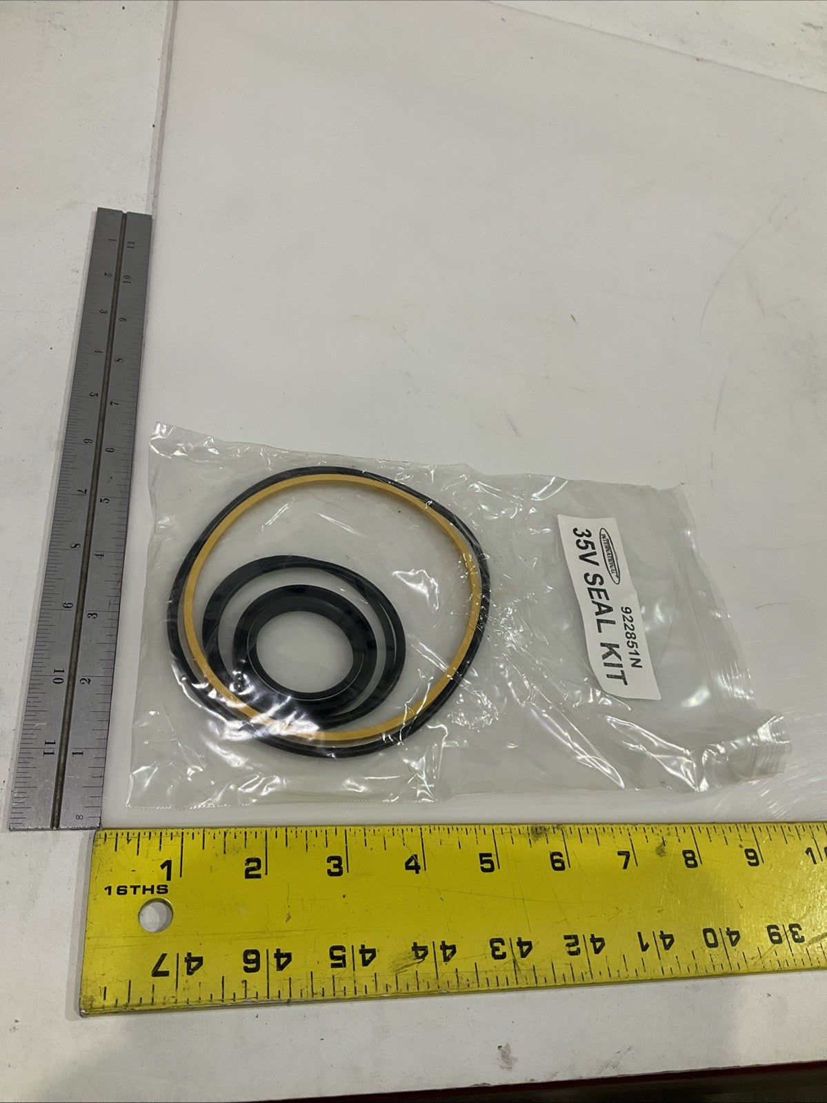 INTERNATIONAL  922851N  35V SEAL KIT  LOT OF 2  Z2M