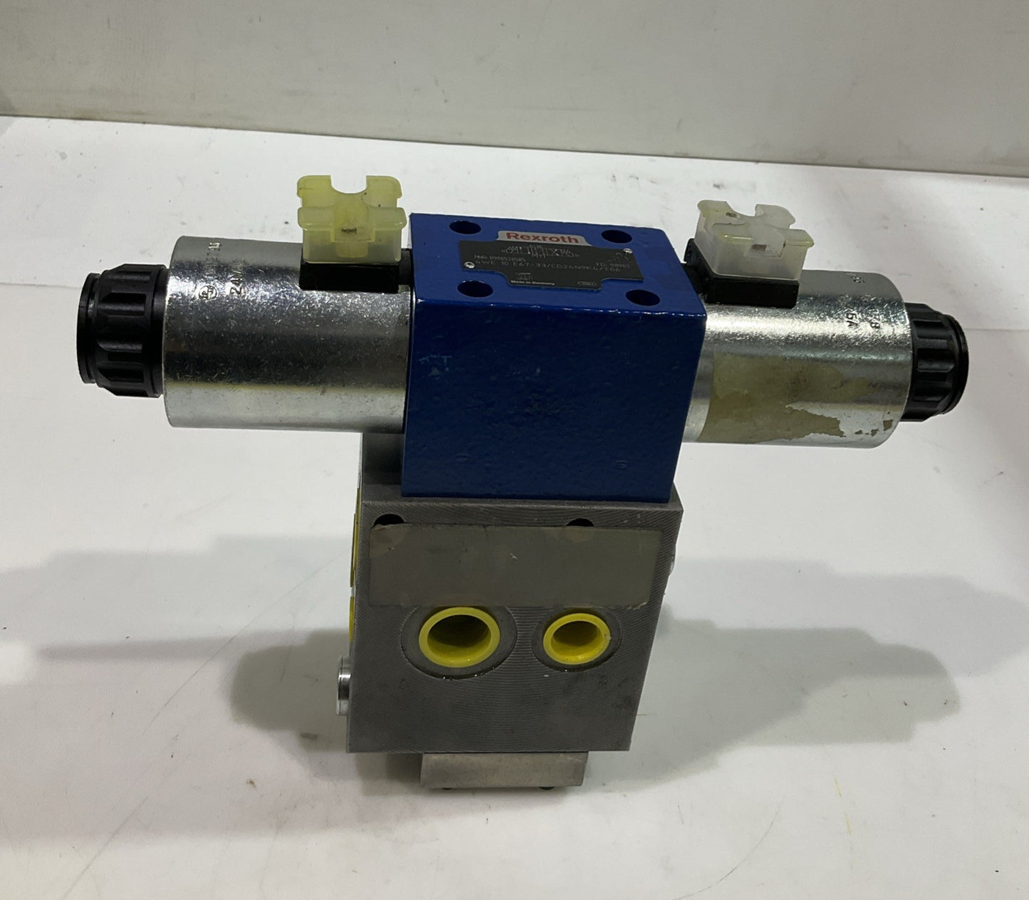 REXROTH BOSCH  4WE10E67-33/CG24N9K4/06- R900520585  HYDRAULIC  VALVE 24VDC  Z2M