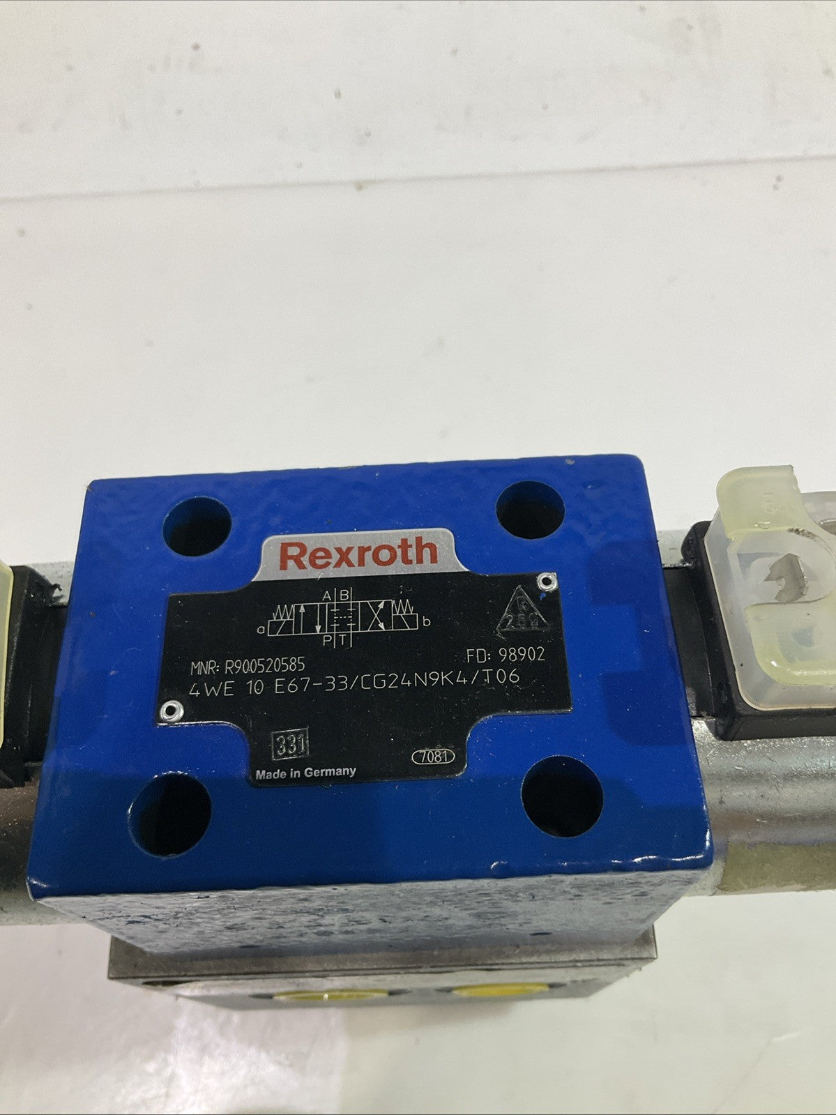 REXROTH BOSCH  4WE10E67-33/CG24N9K4/06- R900520585  HYDRAULIC  VALVE 24VDC  Z2M