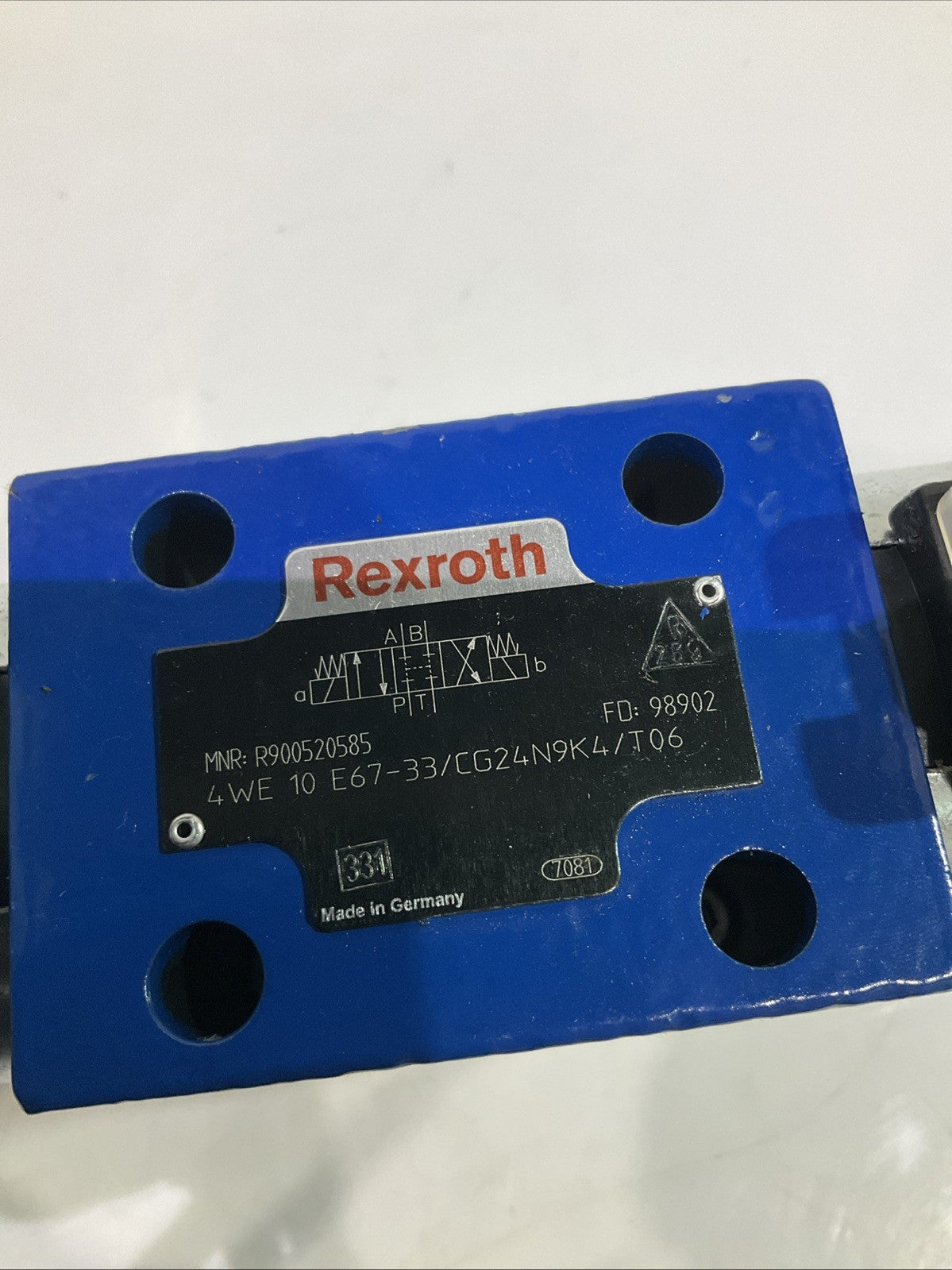 REXROTH BOSCH  4WE10E67-33/CG24N9K4/06- R900520585  HYDRAULIC  VALVE 24VDC  Z2M