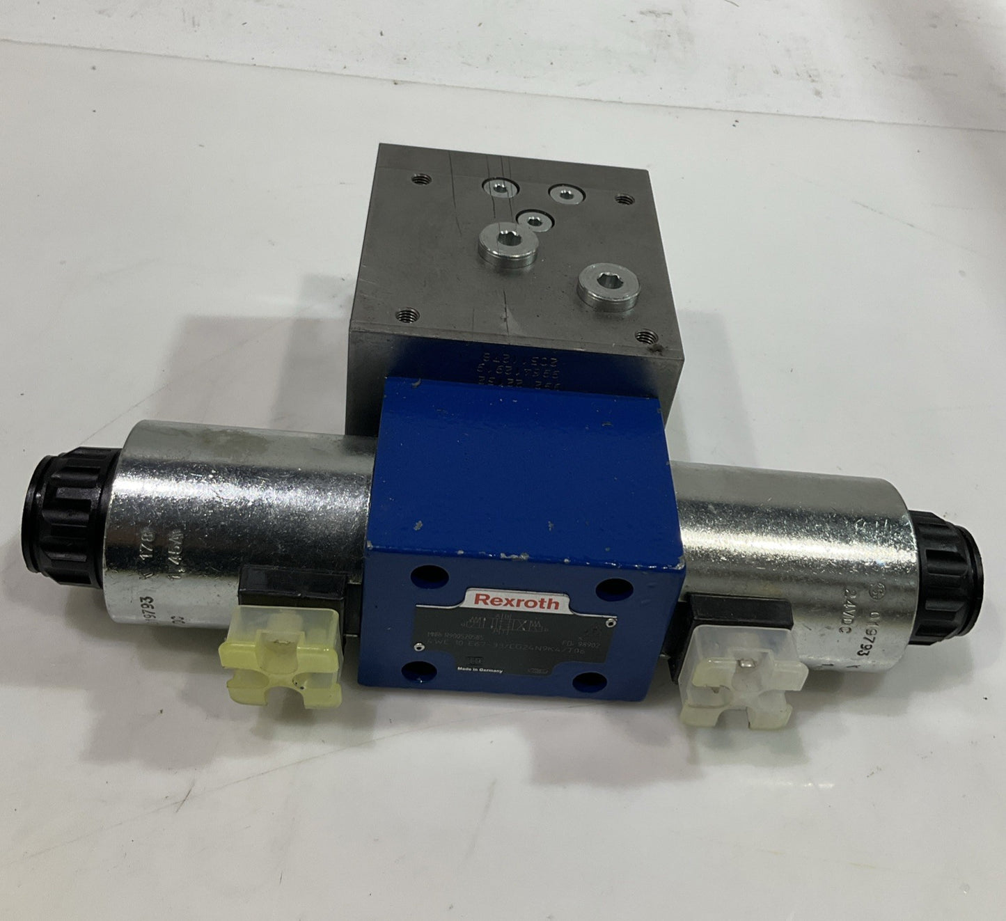 REXROTH BOSCH  4WE10E67-33/CG24N9K4/06- R900520585  HYDRAULIC  VALVE 24VDC  Z2M
