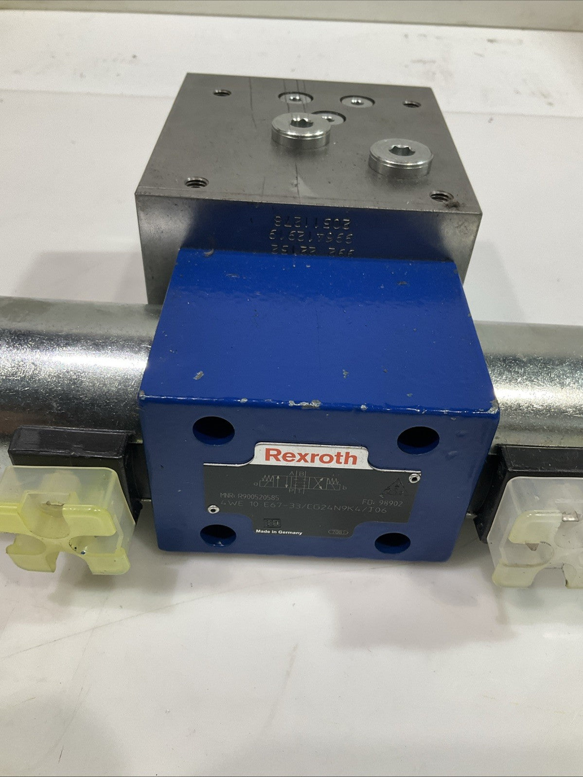 REXROTH BOSCH  4WE10E67-33/CG24N9K4/06- R900520585  HYDRAULIC  VALVE 24VDC  Z2M