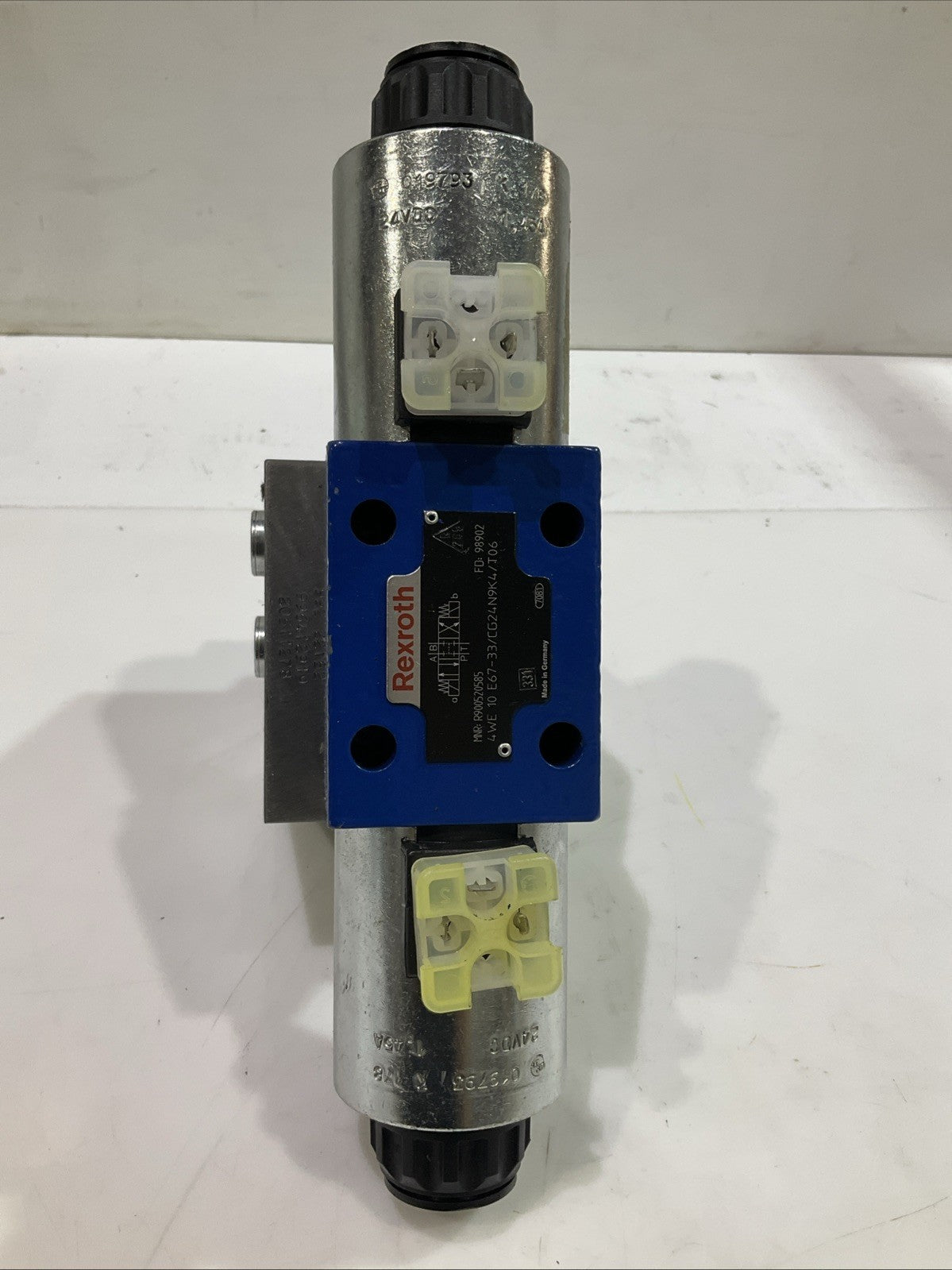 REXROTH BOSCH  4WE10E67-33/CG24N9K4/06- R900520585  HYDRAULIC  VALVE 24VDC  Z2M