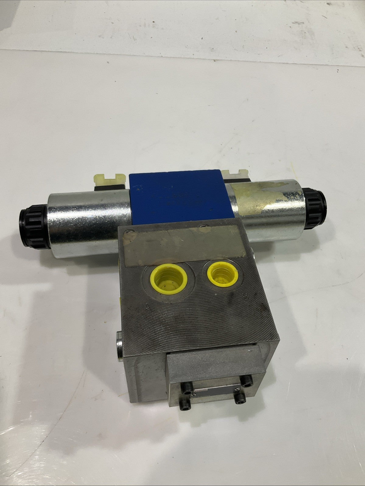 REXROTH BOSCH  4WE10E67-33/CG24N9K4/06- R900520585  HYDRAULIC  VALVE 24VDC  Z2M
