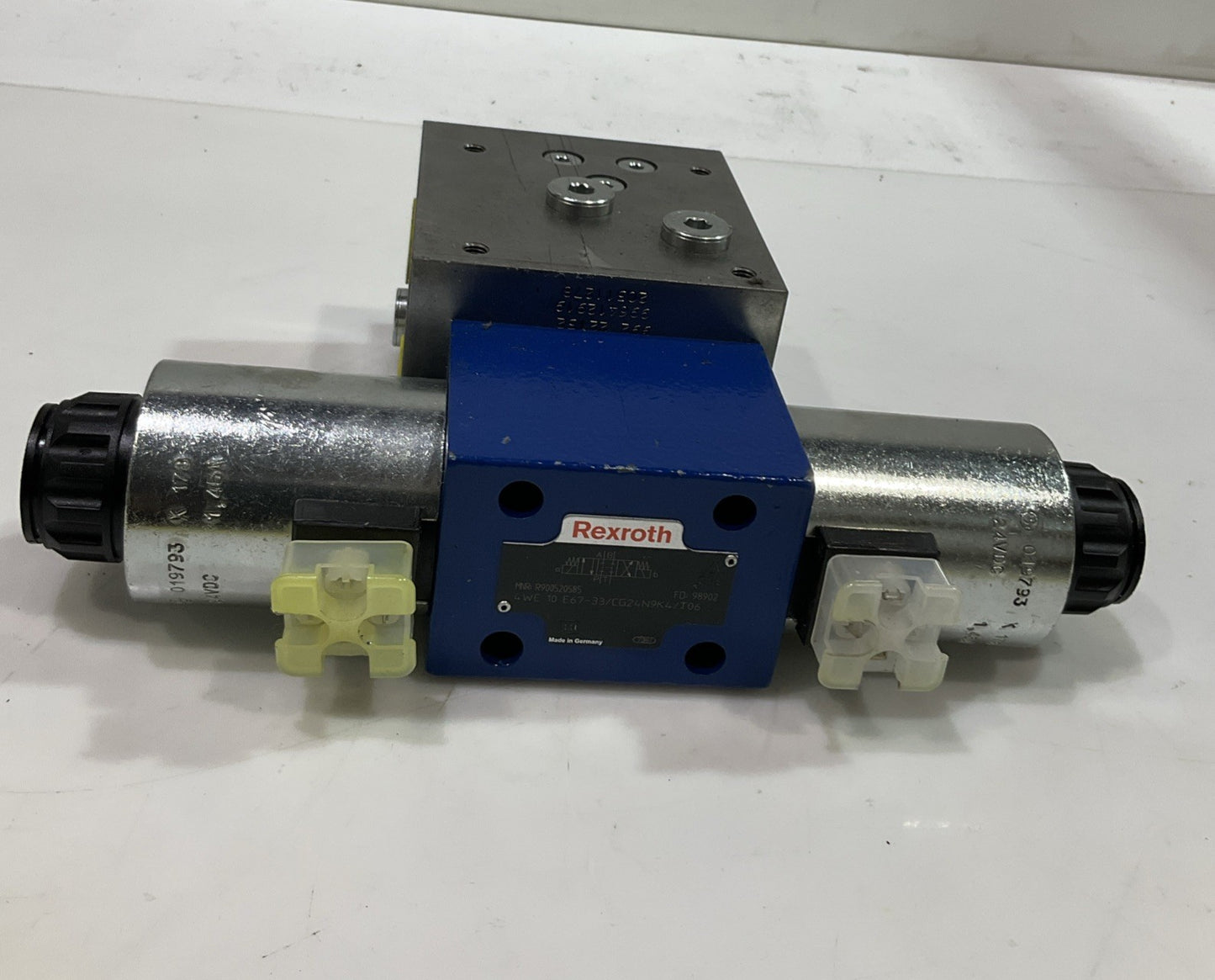 REXROTH BOSCH  4WE10E67-33/CG24N9K4/06- R900520585  HYDRAULIC  VALVE 24VDC  Z2M