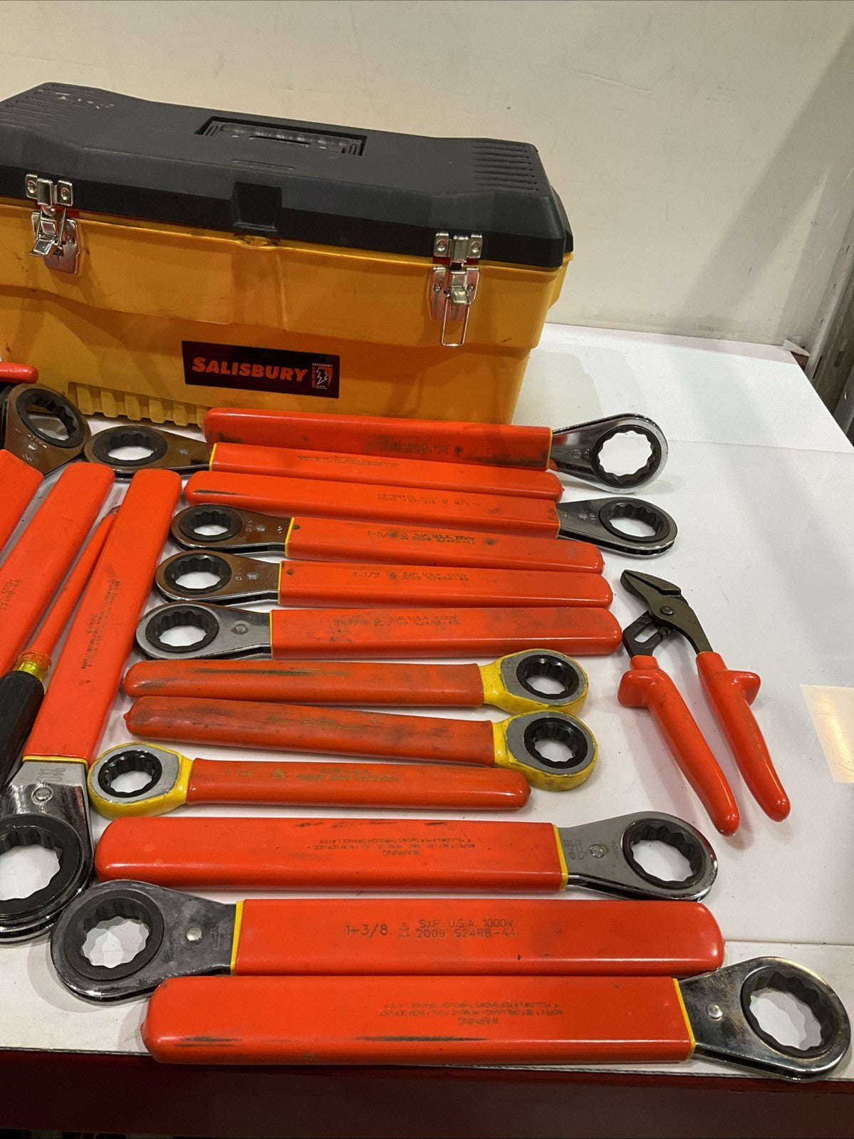 SALISBURY  S24RB INSULATED TOOL KIT  BOX  35 PIECES HEX & RATCHETING WRENCHS Z2M