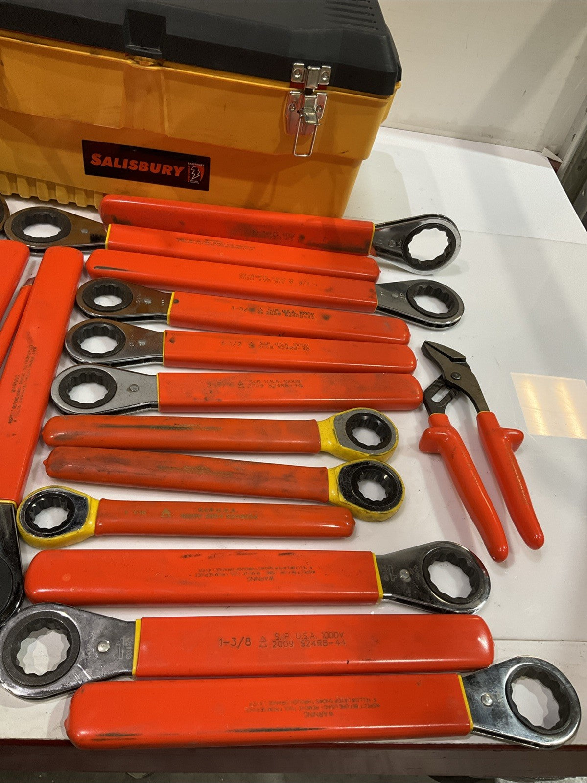 SALISBURY  S24RB INSULATED TOOL KIT  BOX  35 PIECES HEX & RATCHETING WRENCHS Z2M