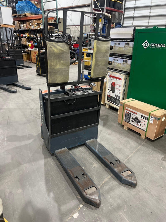 2021 TOYOTA PALLET JACK MODEL 8HBW23, ELECTRIC, 24V, MAX CAPACITY 4500LBS